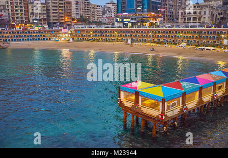ALEXANDRIA, Ägypten - Dezember 17, 2017: Die schöne Restaurant auf dem Wasser auf Stanley Brücke entfernt und bietet schmackhafte Küche und romantischen Blick auf Stockfoto