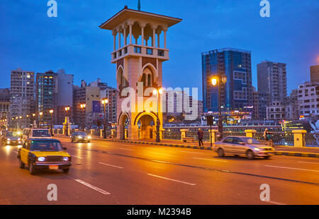 ALEXANDRIA, Ägypten - Dezember 17, 2017: Der Abend Stadtbild von Stanley Nachbarschaft mit Blick auf Turm von Stanley Brücke, am 17. Dezember in Alexand Stockfoto