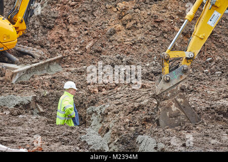 Arbeiter graben die Fundamente für neue Häuser in Alderley Park in Cheshire. Stockfoto