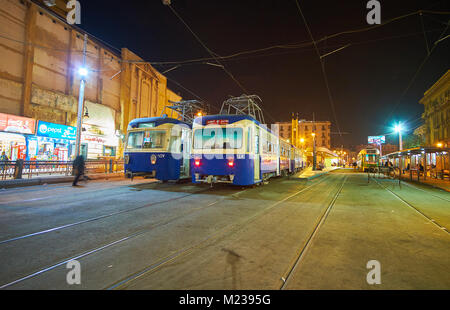 ALEXANDRIA, Ägypten - Dezember 17, 2017: Zwei Blaue Straßenbahnen Aufenthalt auf der Kopfbahnhof in Mahta Al Raml Square, in der Altstadt, am 17. Dezember in der ALE- Stockfoto