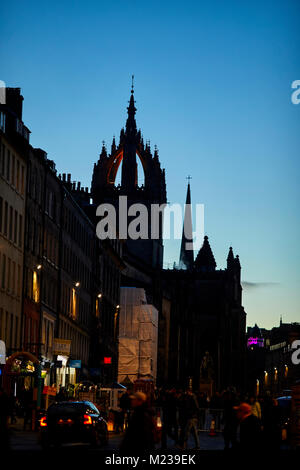 Edinburgh Hauptstadt von Schottland, historische Wahrzeichen Royal Mile, St Giles' Cathedral mit Blick auf das Schloss Stockfoto