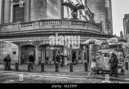 New York City, New York, USA, Januar 2018, Lebensmittelkarren-Anbieter von Grand Central Terminal Stockfoto