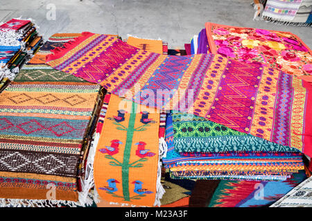 Handgewebte Textilien für den Verkauf auf dem Bürgersteig in Bucerias, Nayarit, Mexiko. Stockfoto