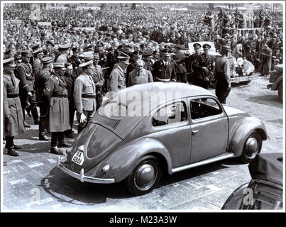 ADOLF HITLER 1930 mit DR. FERDINAND PORSCHE bei der Auftaktveranstaltung des „Volkskraftwagens“ KDF VW Volkswagen Beetle Prototyp eines bahnbrechenden, inspirierten, luftgekühlten Motorwagens im Fallersleben Wolfsburg Deutschland Mai 1938 Adolf Hitlers Open Top Mercedes im Hintergrund. Mercedes-Benz 770 Großer Offener Tourenwagen Stockfoto