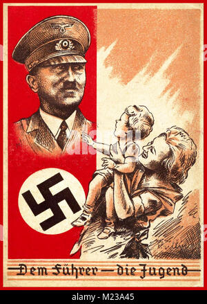 In den 1930er Jahren wurde die Propaganda von Nazi-Deutschland Poster „dem Führer - die Jugend“ „der Führer - die Jugend“ Adolf Hitler und Hakenkreuz mit einer typisch arischen deutschen Mutter und Kind gezeigt, die zu ihm aufblickten und ihren Helden und Nazi-deutschen Retter bewunderten. Stockfoto