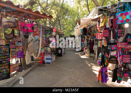 Bunte Souvenirs für Verkauf in Puerto Vallarta der Isla Cuale, einer Insel auf dem Fluss Cuale. Stockfoto