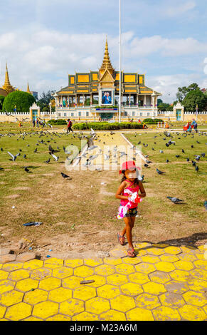 Lokale kambodschanische Kind vom Königspalast und silberne Pagode im Royal Palace Park, Phnom Penh, die Hauptstadt Kambodschas, Südostasien Stockfoto