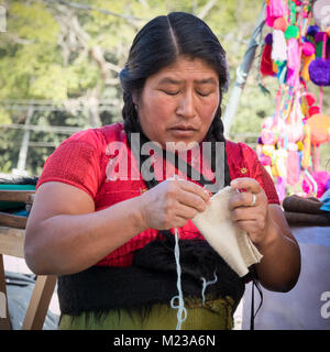 Frau aus der Tzotzil Group, eine der 11 indigenen Völker im Bundesstaat Chiapas, Mexiko und, die stolz ihre traditionelle Kleidung zu erhalten Stockfoto