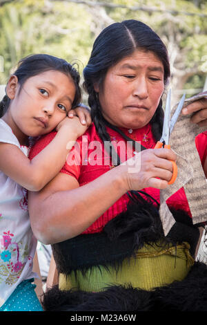 Eine Frau aus der Tzotzil Group, einem der 11 indigene Völker in Chiapas, Mexiko und, die stolz ihre traditionelle Kleidung zu erhalten Stockfoto