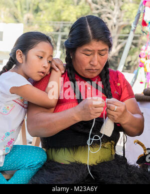 Frau aus der Tzotzil Group, eine der 11 indigenen Völker im Bundesstaat Chiapas, Mexiko und, die stolz ihre traditionelle Kleidung zu erhalten Stockfoto