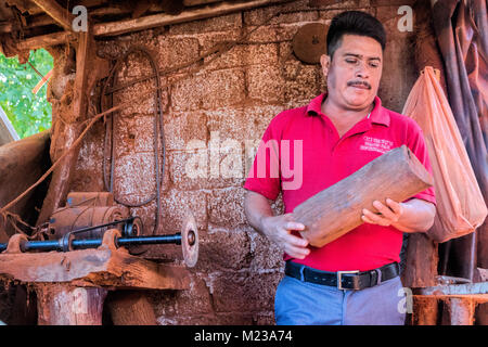 Christino ist ein Handwerker, der wunderschön geschnitzten Figuren in seiner Werkstatt in Bucerias, Mexiko erstellt. Stockfoto