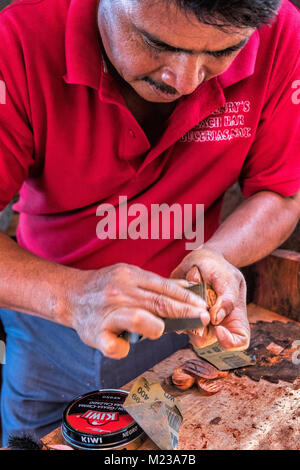 Christino ist ein Handwerker, der wunderschön geschnitzten Figuren in seiner Werkstatt in Bucerias, Mexiko erstellt. Stockfoto