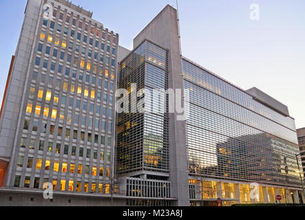 Die Weltbankgruppe Gebäude, Washington DC, in der Dämmerung. Stockfoto