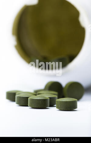 Nahaufnahme einer Gruppe von fermentierten Chlorella Tabletten auf weißem Hintergrund Stockfoto