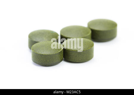Nahaufnahme einer Gruppe von fermentierten Chlorella Tabletten auf weißem Hintergrund Stockfoto