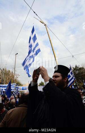 Athen, Griechenland. 04 Feb, 2018. Ein Priester ist Fotografieren während der Demonstration. Credit: Dimitrios Karvountzis/Pacific Press/Alamy leben Nachrichten Stockfoto