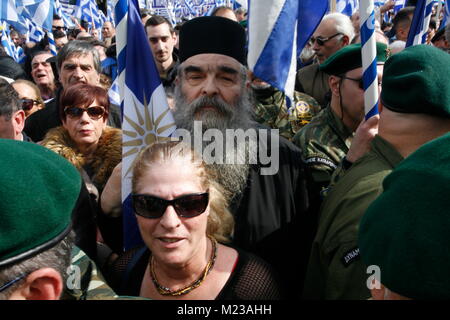 Athen, Griechenland. 04 Feb, 2018. Ein orthodoxer Priester ist die Teilnahme an der Demonstration auf dem Syntagma-Platz in Athen. Credit: Dimitrios Karvountzis/Pacific Press/Alamy leben Nachrichten Stockfoto