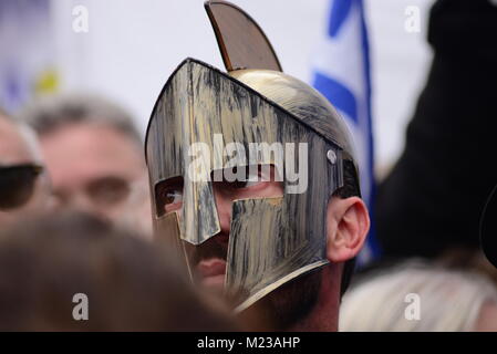 Athen, Griechenland. 04 Feb, 2018. Griechisch, Altgriechisch Helm tragen die Demonstration teilnimmt. Credit: Dimitrios Karvountzis/Pacific Press/Alamy leben Nachrichten Stockfoto