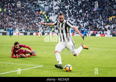 Turin, Italien. Feb., 2018 04.08. Während der Seria A Fußballspiel. FC Juventus vs Sassuolo. Juventus Turin gewann 4-0 in Turin, Allianz Stadion, Italien vom 4. Februar 2018. Credit: Alberto Gandolfo/Pacific Press/Alamy leben Nachrichten Stockfoto