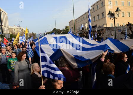 Athen, Griechenland. 04 Feb, 2018. Ansicht der griechischen Demonstranten nearHellenic Parlament in Athen, Griechenland. Credit: Dimitrios Karvountzis/Pacific Press/Alamy leben Nachrichten Stockfoto