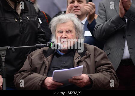 Athen, Griechenland. 04 Feb, 2018. Berühmten Komponisten Mikis Theodorakis, während seiner Rede auf der Demonstration. Credit: Dimitrios Karvountzis/Pacific Press/Alamy leben Nachrichten Stockfoto