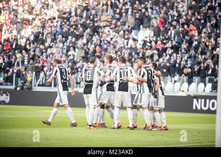 Turin, Italien. 04 Feb, 2018. FC Juventus feiert während der Seria A Fußballspiel. FC Juventus vs Sassuolo. Juventus Turin gewann 4-0 in Turin, Allianz Stadion, Italien vom 4. Februar 2018. Credit: Alberto Gandolfo/Pacific Press/Alamy leben Nachrichten Stockfoto