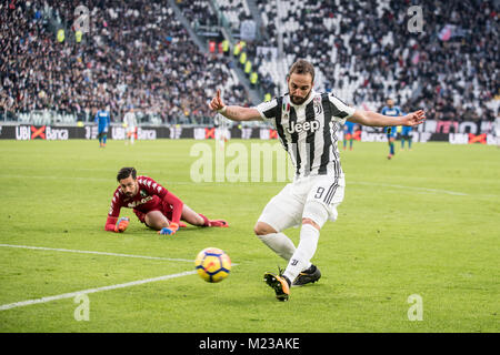 Turin, Italien. Feb., 2018 04.08. Während der Seria A Fußballspiel. FC Juventus vs Sassuolo. Juventus Turin gewann 4-0 in Turin, Allianz Stadion, Italien vom 4. Februar 2018. Credit: Alberto Gandolfo/Pacific Press/Alamy leben Nachrichten Stockfoto