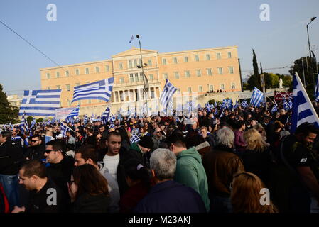 Athen, Griechenland. 04 Feb, 2018. Demonstranten vor der griechischen Parlament. Credit: Dimitrios Karvountzis/Pacific Press/Alamy leben Nachrichten Stockfoto