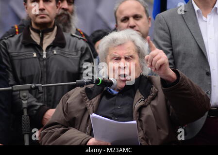 Athen, Griechenland. 04 Feb, 2018. Berühmten Komponisten Mikis Theodorakis, während seiner Rede auf der Demonstration. Credit: Dimitrios Karvountzis/Pacific Press/Alamy leben Nachrichten Stockfoto