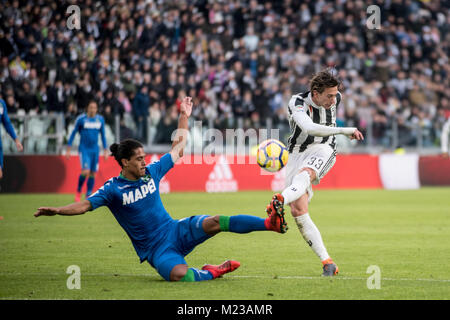 Turin, Italien. Feb., 2018 04.08. Während der Seria A Fußballspiel. FC Juventus vs Sassuolo. Juventus Turin gewann 4-0 in Turin, Allianz Stadion, Italien vom 4. Februar 2018. Credit: Alberto Gandolfo/Pacific Press/Alamy leben Nachrichten Stockfoto