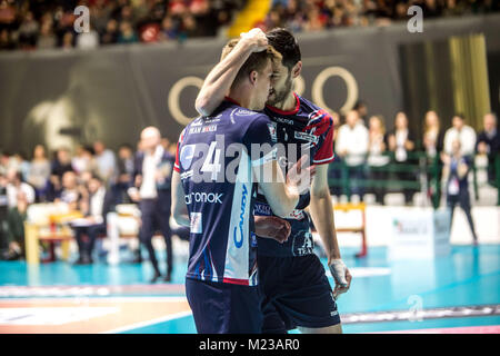 Monza, Italien. 04 Feb, 2018. Dzavoronok Donovan (L) und Buti Simone (R) Feiern während der A1 Match zwischen Gi Group Monza und Kioene Padova am 04. Februar in Monza, Italien. Endergebnis ist 3-1 für Gi Group Monza Credit: Mairo Cinquetti/Pacific Press/Alamy leben Nachrichten Stockfoto