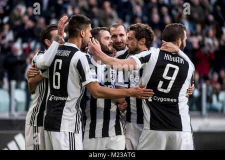 Turin, Italien. 04 Feb, 2018. FC Juventus feiert während der Seria A Fußballspiel. FC Juventus vs Sassuolo. Juventus Turin gewann 4-0 in Turin, Allianz Stadion, Italien vom 4. Februar 2018. Credit: Alberto Gandolfo/Pacific Press/Alamy leben Nachrichten Stockfoto