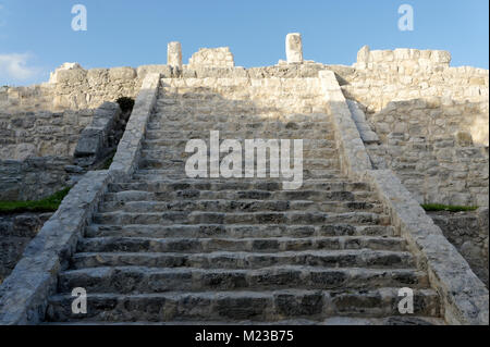 Maya Pyramide, San Miguelito archäologische Stätte, neben dem neuen Museum Museo Maya de Cancun, Cancun, Mexiko Stockfoto