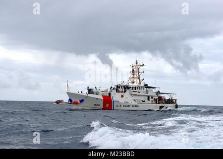 Die Crew der Coast Guard Cutter Joseph Gerczak (WPC 1126) kommen in Ihrer neuen homeport von Honolulu Feb 4, 2018, nach einer 42-tägigen Transit von Key West, Florida, wo das Werkzeug geliefert wurde. Die Gerczak ist die zweite von drei 154-Fuß-schnelle Reaktion Fräser nach Hawaii zu kommen. (U.S. Coast Guard Foto von Chief Petty Officer Sara Muir/Freigegeben) Stockfoto