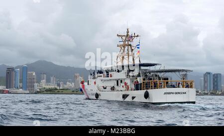 Die Crew der Coast Guard Cutter Joseph Gerczak (WPC 1126) kommen in Ihrer neuen homeport von Honolulu Feb 4, 2018, nach einer 42-tägigen Transit von Key West, Florida, wo das Werkzeug geliefert wurde. Die Gerczak ist die zweite von drei 154-Fuß-schnelle Reaktion Fräser nach Hawaii zu kommen. (U.S. Coast Guard Foto von Chief Petty Officer Sara Muir/Freigegeben) Stockfoto