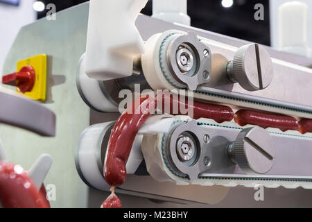 Wurst durch eine automatische Maschine produziert; bis schließen Stockfoto