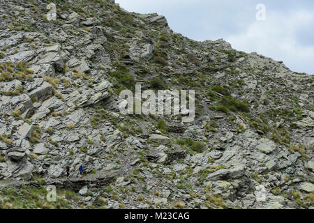 Sierra Nevada, Llanes, Spanien. Zwei Wanderer in den Bergen rund um Trevelez. Stockfoto