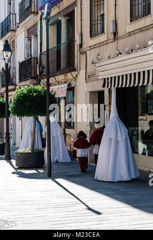 Cordoba, Spanien - 10 April, 2017: Ostern Nazarener in weißem Gewand kurz vor der Prozession beginnen, Sie sind Mitglieder einer Bruderschaft in der Heiligen Woche in Co Stockfoto