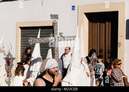 Cordoba, Spanien - 10 April, 2017: Ostern Nazarener in weißem Gewand während der Prozession, sie sind Mitglieder einer Bruderschaft in der Heiligen Woche in Cordoba. Stockfoto