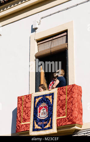 Cordoba, Spanien - 10 April, 2017: Balkon während religiöse Prozession in der Osterwoche in Córdoba eingerichtet. Stockfoto