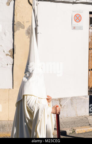 Cordoba, Spanien - 10 April, 2017: Ostern Nazarener in weißem Gewand während der Prozession, sie sind Mitglieder einer Bruderschaft in der Heiligen Woche in Cordoba. Stockfoto