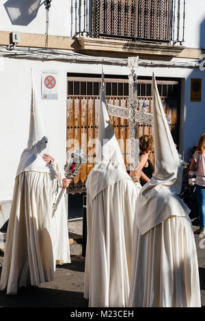 Cordoba, Spanien - 10 April, 2017: Ostern Nazarener in weißem Gewand während der Prozession, sie sind Mitglieder einer Bruderschaft in der Heiligen Woche in Cordoba. Stockfoto