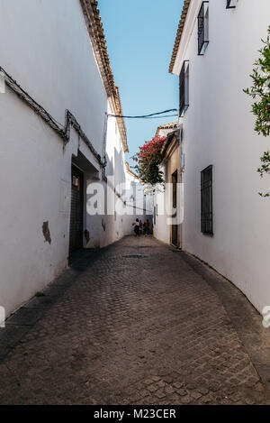 Cordoba, Spanien - 10 April, 2017: alten, typischen Straße im Judentum von Cordoba mit weißen Wänden dekoriert mit Blumen Stockfoto