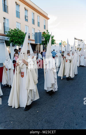 Cordoba, Spanien - 10 April, 2017: Ostern Nazarener in weißem Gewand während der Prozession, sie sind Mitglieder einer Bruderschaft in der Heiligen Woche in Cordoba. Stockfoto