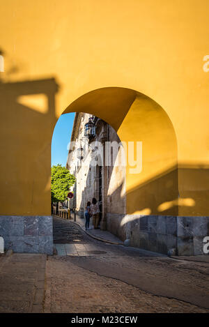 Cordoba, Spanien - 10 April, 2017: Arch im gelben wand in Caballerizas Reales Straße in Cordoba Stockfoto