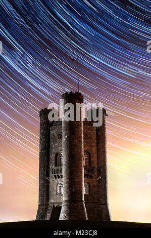 Broadway Tower leuchtet in der Nacht mit star Trails im Hintergrund Stockfoto