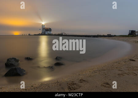 Leuchtturm bezeichnet das Pferd der Marken Beleuchtung von niederländischen Himmel am IJsselmeer, Niederlande. Stockfoto