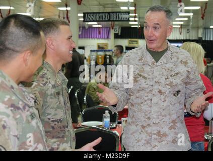 Marine Corps Gen. Joe Dunford, Vorsitzender des Generalstabs sprechen die Mitglieder an der Basis Speisesaal vor der USO Holiday Tour an Taji militärische Komplex, Dez. 25, 2017. Dunford und Troxell, zusammen mit USO Animateure, besuchte Service für Mitglieder, die während der Feiertage bereitgestellt werden. Animateure sind in diesem Jahr die Küchenchef Robert Irvine, Wrestler Gail Kim, Comedian Iliza Shlesinger, Schauspieler Adam Devine, Land Musiker Jerrod Niemann, und WWE Superstars" Die Miz" und Alicia Fox. (U.S. Armee Foto von 1 Lt Darren T. Hering jr.) Stockfoto