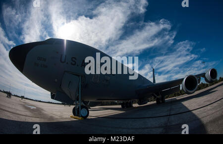 Einer KC-135 Stratotanker Flugzeug sitzt auf der Flightline in MacDill Air Force Base, Fla., Jan. 30, 2018 vor einer Betankung Flug mit der 914Th Air Refuelling Flügel (ARW) von Niagara Luft finden Station, New York, im letzten Jahr, die 914Th ARW begann der Übergang von taktischer Lufttransport, Luftbetankung, die Fähigkeit der Luftwaffe der Ausdehnung der Flugzeuge Fähigkeiten um die Welt zu verbessern. (U.S. Air Force Foto von Airman 1st Class Adam R. Shanks) Stockfoto