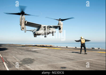 180201-N-ZS 023-007 PAZIFISCHEN OZEAN (Feb. 1, 2018) Eine MV-22 Osprey Hubschrauber der Marine Medium Tiltrotor Squadron (VMM) 161 (verstärkt) an Bord der Amphibisches Schiff USS America (LHA 6) landet auf dem Flugdeck. Amerika, Teil der Amerika amphibischen bereit, Gruppe, mit Eingeschifft 15 Marine Expeditionary Unit (MEU), ist die Rückkehr von einem 7-monatigen Einsatz in die USA 3., 5. und 7 Flotte Bereiche. (U.S. Marine Foto von Mass Communication Specialist 3. Klasse Vance Hand/Freigegeben) Stockfoto